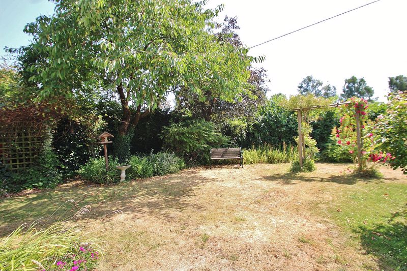 STANDLAKE, OXFORDSHIRE

Charming 4 bedroom detached #cottage, dating back to the 17th Century. Integral garage, driveway and established gardens. Find out more: bit.ly/TM-WIT-SL

#OxfordshireRealEstate #PeriodProperty