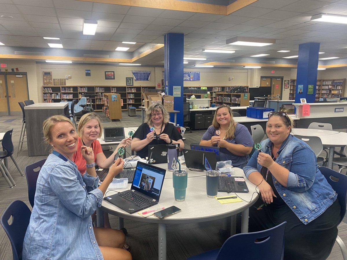 LisaHesseOlson's tweet image. ⁦@GBLombardi⁩ grade 6 teachers learning ⁦@adafruit⁩ to incorporate lessons into curriculum. Huge thank you to ⁦@AssociatedBank⁩ for the donation &amp;amp; ⁦@witwisconsin⁩ for the support! ⁦@greenbayschools⁩ #GBAPSproud