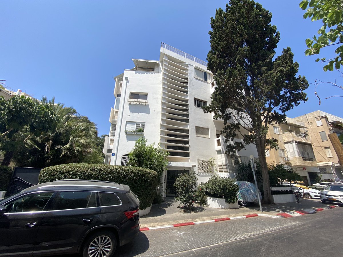 Today, we did the Bauhaus walking tour organised by the <a href="/BauhausCenter/">Bauhaus Center</a> in Tel Aviv. It was an excellent introduction to the city’s International Style architecture. Our guide, Ula, was very knowledgeable and an accomplished public speaker. I highly recommend the tour. 👍🏻👍🏻👍🏻