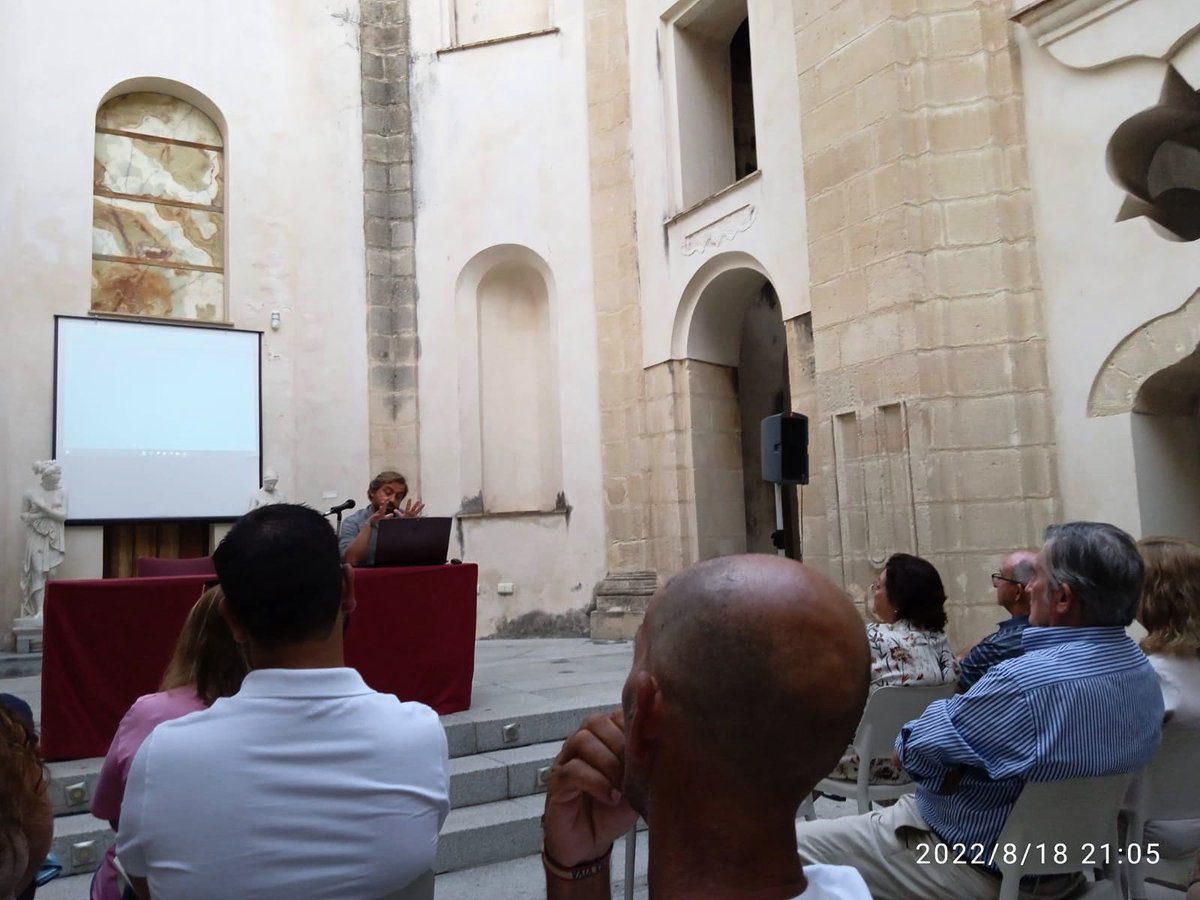 Seguimos disfrutando de las actividades culturales en El Puerto, anoche varios socios acudieron a la conferencia que impartieron Darío Bernal Casasola y José Juan Díaz Rodríguez, de la UCA, sobre “Lo que las dunas esconden. Arqueología en el Cabo de Trafalgar” en el Hospitalito.