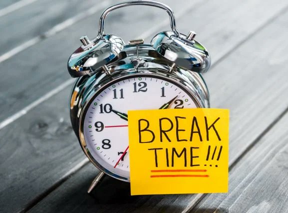 Do work breaks really benefit health & performance? A nuanced review of the research suggests...it depends, for example on the duration & frequency of the breaks, what you do during break... @ZhannaLyubykh @duygu_gulseren @neekturner doi.org/10.1037/ocp000…