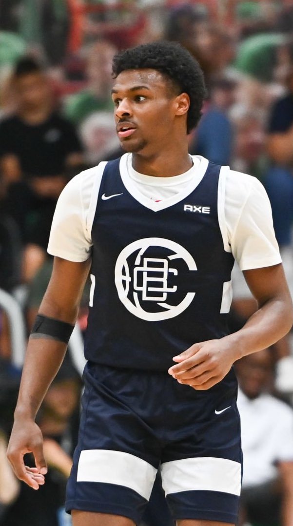 TheDunkCentral's tweet photo. Bronny James has received an offer from Memphis, per @On3Recruits https://t.co/ALHcG0GCko
