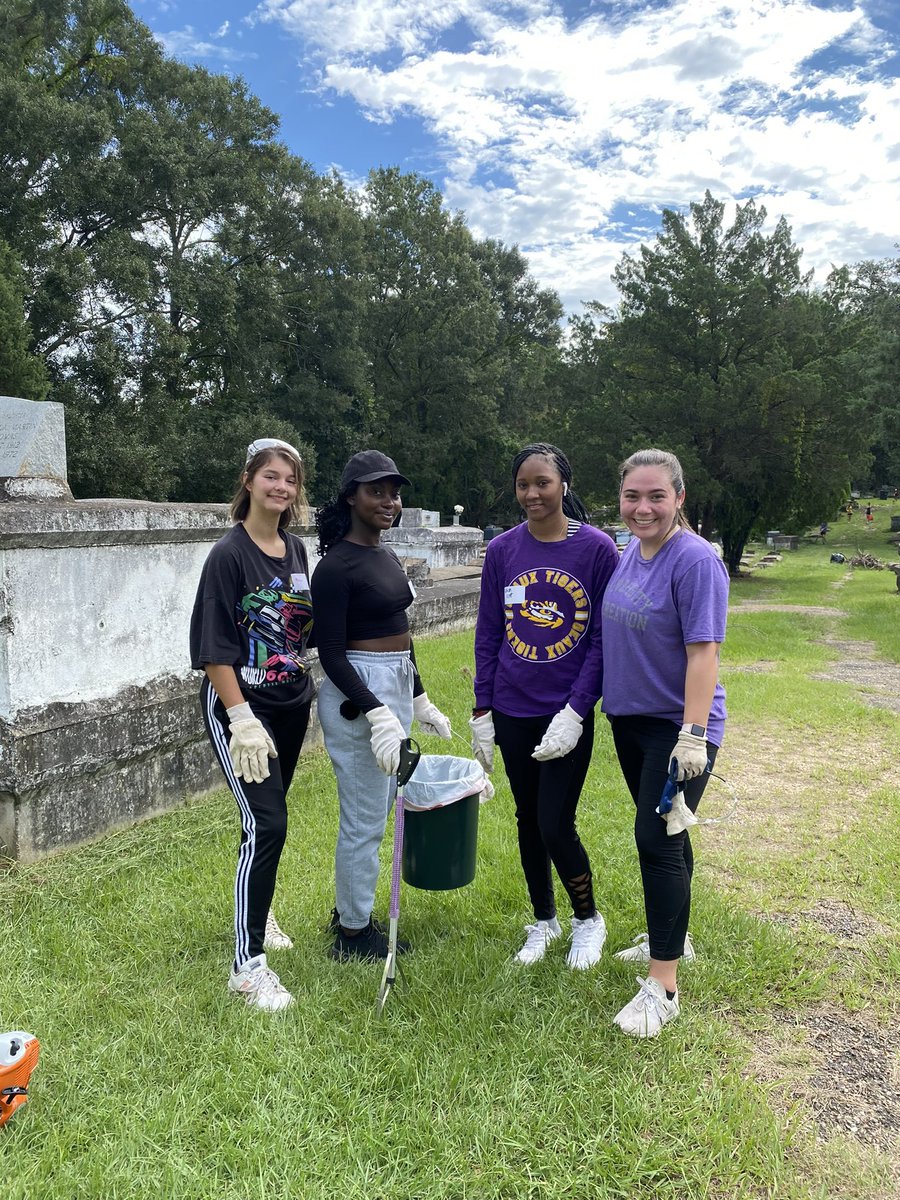 LSUCampusLife's tweet photo. This morning student volunteers participated in @LSU Community Bound. They provided impactful service to the Baton Rouge community and we are so appreciative of all of our volunteers! https://t.co/Ke3VcEFUlR