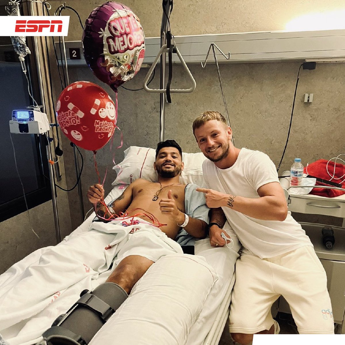 ESPNmx's tweet photo. Rakitic visitó a Tecatito Corona en el hospital tras su operación 🙌 https://t.co/FxMASyXfu4