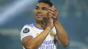 Casemiro va a cobrar más, evidentemente, en Mánchester. Pero NO el doble como se está diciendo, ni de lejos. 
Una pena que algunos quieran dejar de pesetero a un futbolista que nunca ha cumplido el estereotipo de futbolista. Lo ganó todo.Nuevos retos lejos de la exigencia blanca.