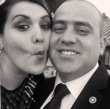 JuanPoe's tweet photo. Sabían que el fugado ex coronel Benjamín Núñez Jaramillo, señalado del homicidio de 3 jóvenes en Sucre, es esposo de Claudia Ricaurte, hija del General Gustavo Ricaurte Tapia, procesado por celebración indebida de contratos y quien ocupa un alto cargo en la Procuraduría. Hilo👇 https://t.co/ljjqKNJrGD