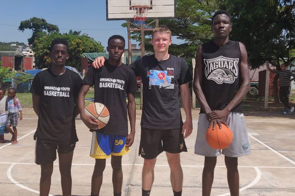 F3Alsace's tweet photo. Sport : un Alsacien développe le basket en Tanzanie pour son stage d'études, "je reviendrai, c'est sûr"
https://t.co/2ExzVpYDkj https://t.co/DpHwRNMnnd