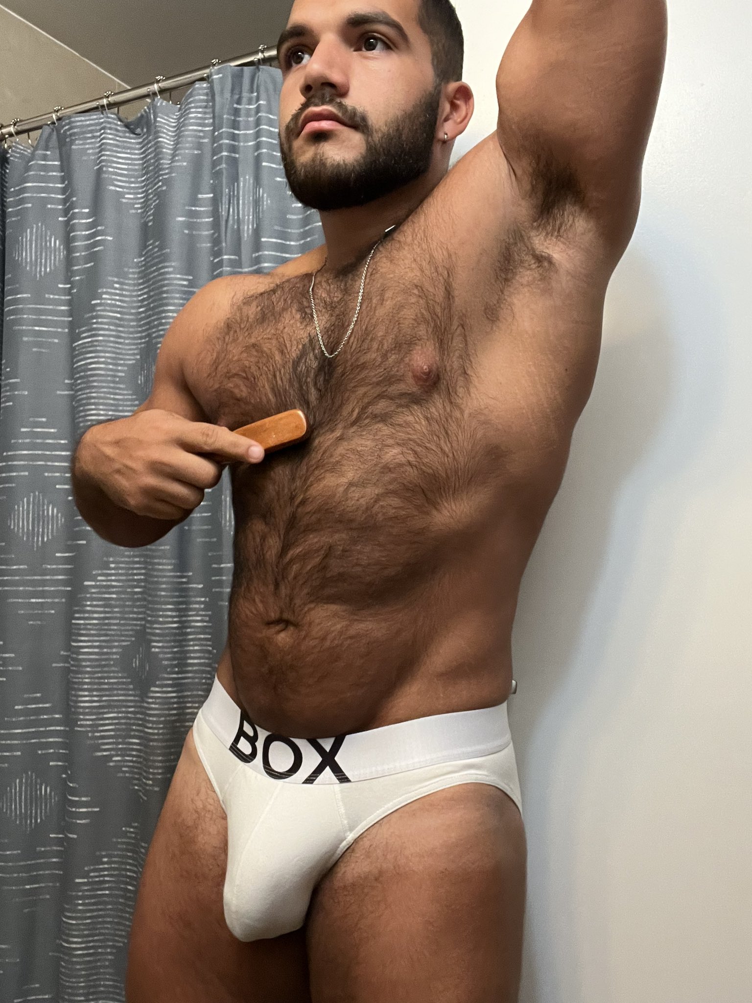 Anyone else want to brush my furr 🐻 https://t.co/aR6GYFSRLK