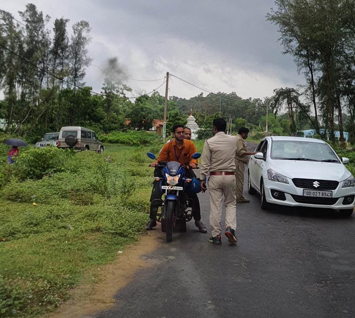 DMBaleshwar's tweet photo. All teams are ready for rescue and restoration. All are requested to take care and remain indoors in pucca houses overnight. @SRC_Odisha https://t.co/0uGFlcARgJ