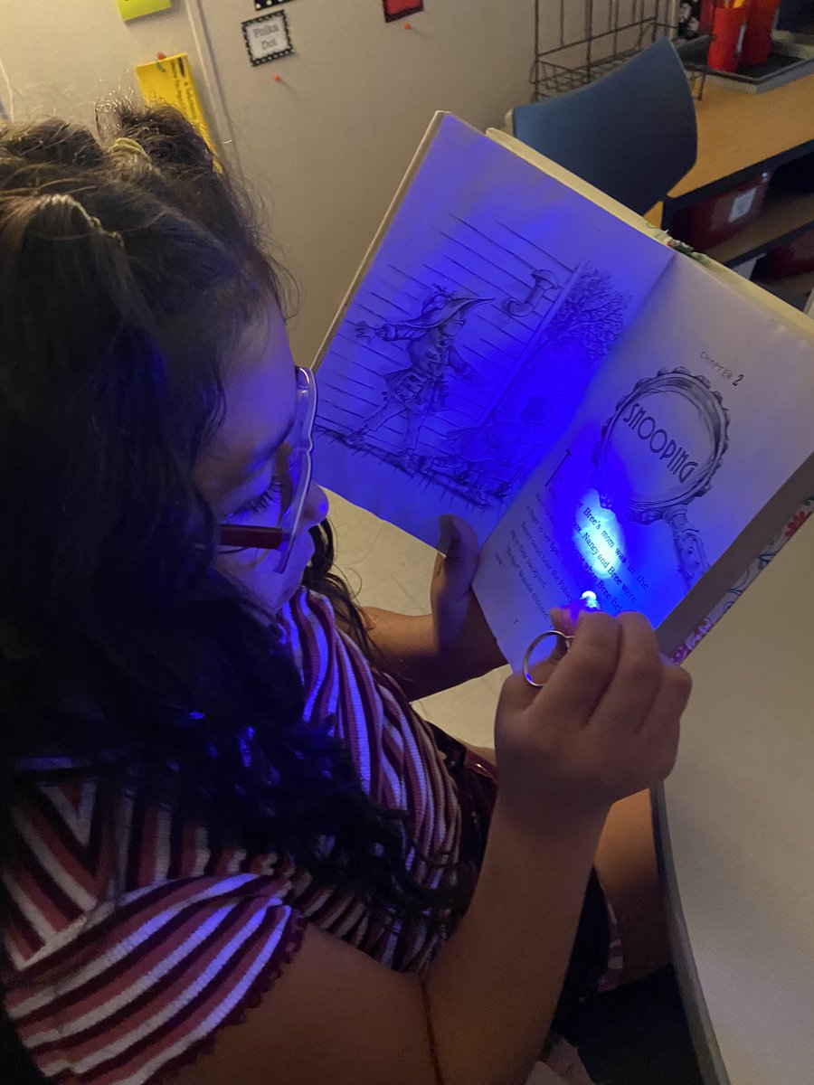 MsTighe3rdGrade's tweet photo. Flashlight Friday!!
@ParkwayES 
@MsTighe3rdGrade 
#LISDReads https://t.co/FYLHcPbkrC