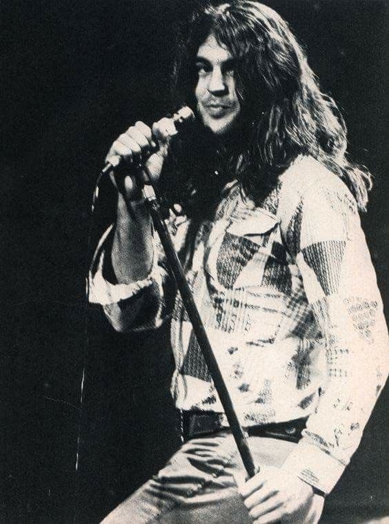 Happy 77th birthday to the great Ian Gillan, who was born on this day in 1945. 