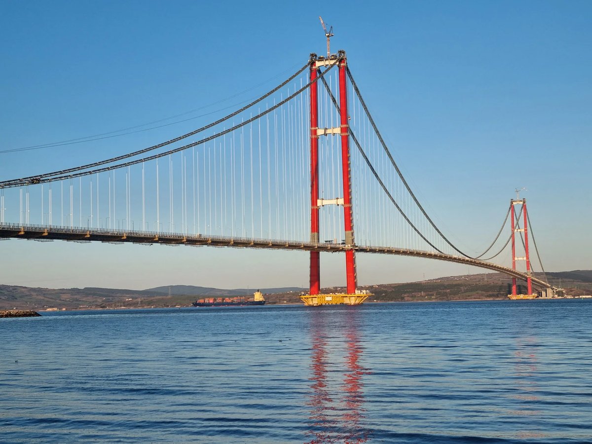 #FlashbackFriday Let's revisit the world's longest suspension #bridge, the 1915 Çanakkale Bridge in Turkey. The 2,023-meter (1.25 mile) length of its midspan is an allusion to the Turkish Republic's 100th anniversary in 2023. bit.ly/3qwKmzj <a href="/dezeen/">Dezeen</a>