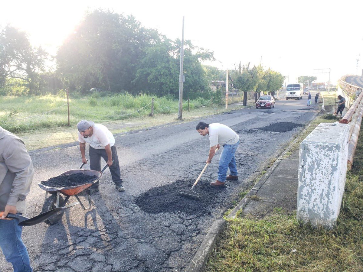 El equipo del Ayuntamiento de Colima realizó labores de mantenimiento sobre la calle lateral del Tercer Anillo Periférico, al norte de la capital. #TusImpuestosTrabajando por un #Colima limpio y ordenado.
Ayúdanos a reportar más baches  en #MejoraClick mejoraclick.colima.gob.mx