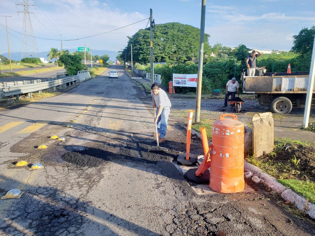 ColimaMunicipio's tweet photo. El equipo del Ayuntamiento de Colima realizó labores de mantenimiento sobre la calle lateral del Tercer Anillo Periférico, al norte de la capital. #TusImpuestosTrabajando por un #Colima limpio y ordenado.
Ayúdanos a reportar más baches  en #MejoraClick https://t.co/otOaEn5zPQ https://t.co/2ylzhnsc8y