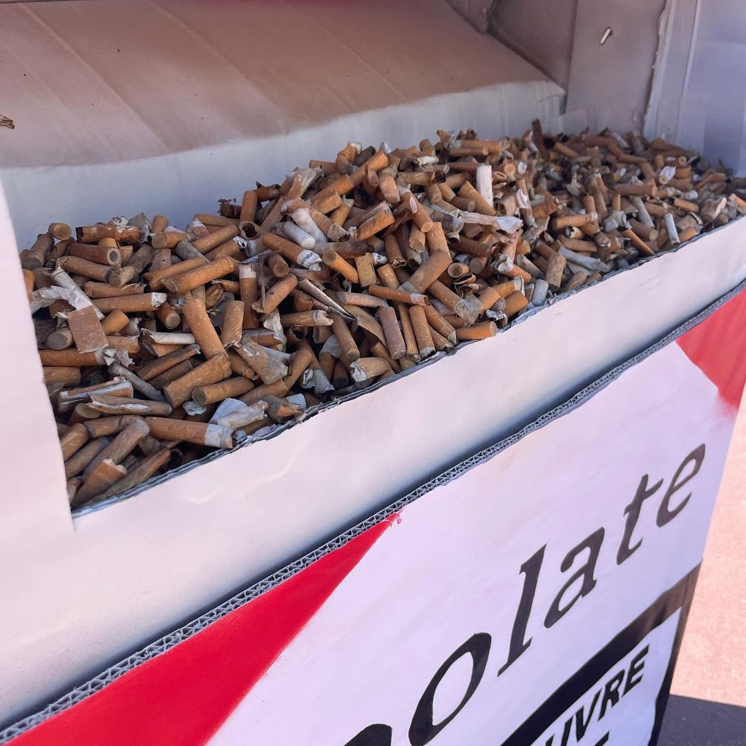 "Voici l'œuvre d'un paquet de gros cons"

À Nice, l'artiste <a href="/newsfromtoolate/">TOOLATE street artist</a> dénonce les cons qui jettent leur mégot de cigarette par terre avec une "œuvre collaborative" (1/2)