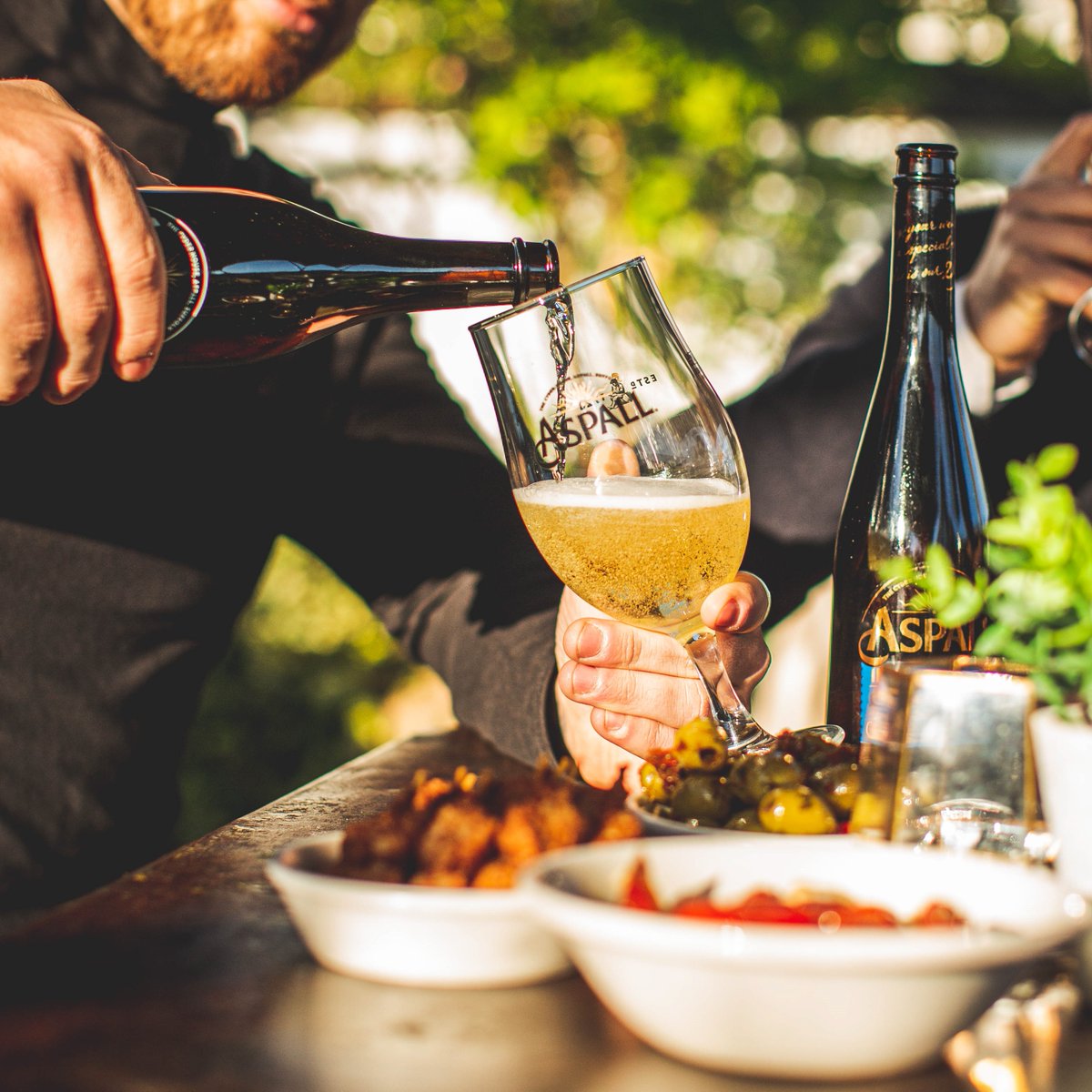 A night at the pub: starring Aspall Cyder (featuring your favourite bar snacks) 🥂🥨 Please Drink Responsibly