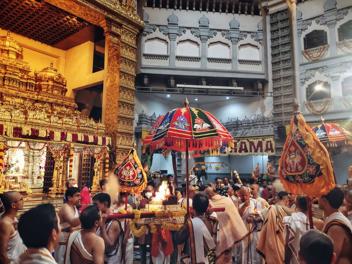 Faloudeep08's tweet photo. When the celebrations begin at 12 am !! 
.
#JaiShreeKrishna #iskcontemple https://t.co/QVfKYKn7b0
