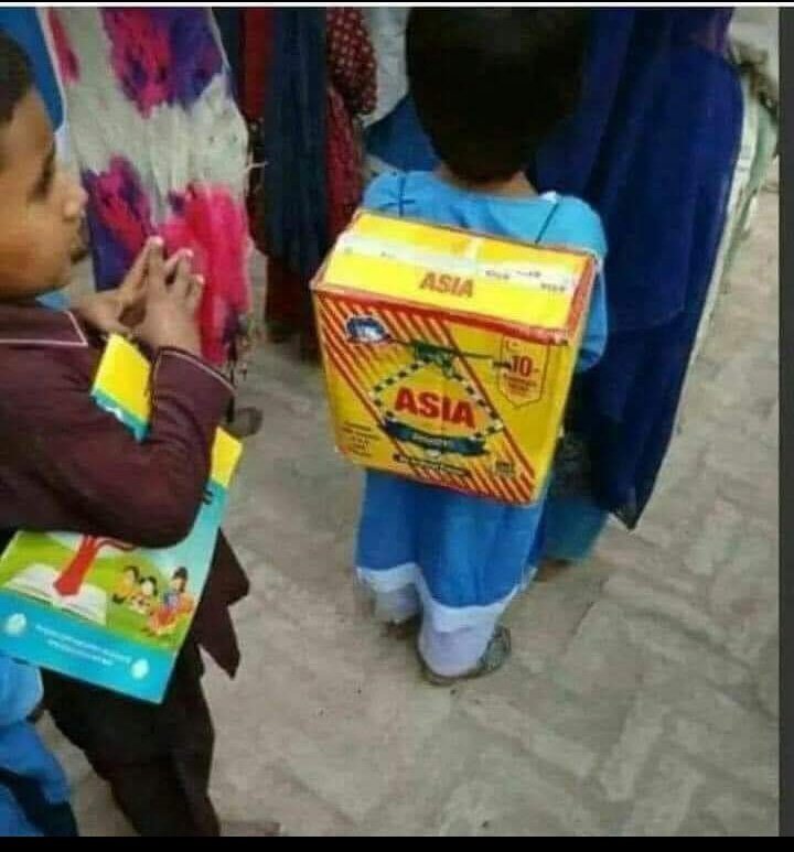 MirMRStarBoy's tweet photo. جس ماں نے اپنی بیٹی کو بیگ کے پیسے نا ہونے پر
یہ بستہ بنا کر دیا ہو گا  وہ کس کرب سے گُزری ہو گی 😢😢😢 https://t.co/VEooWY02xj