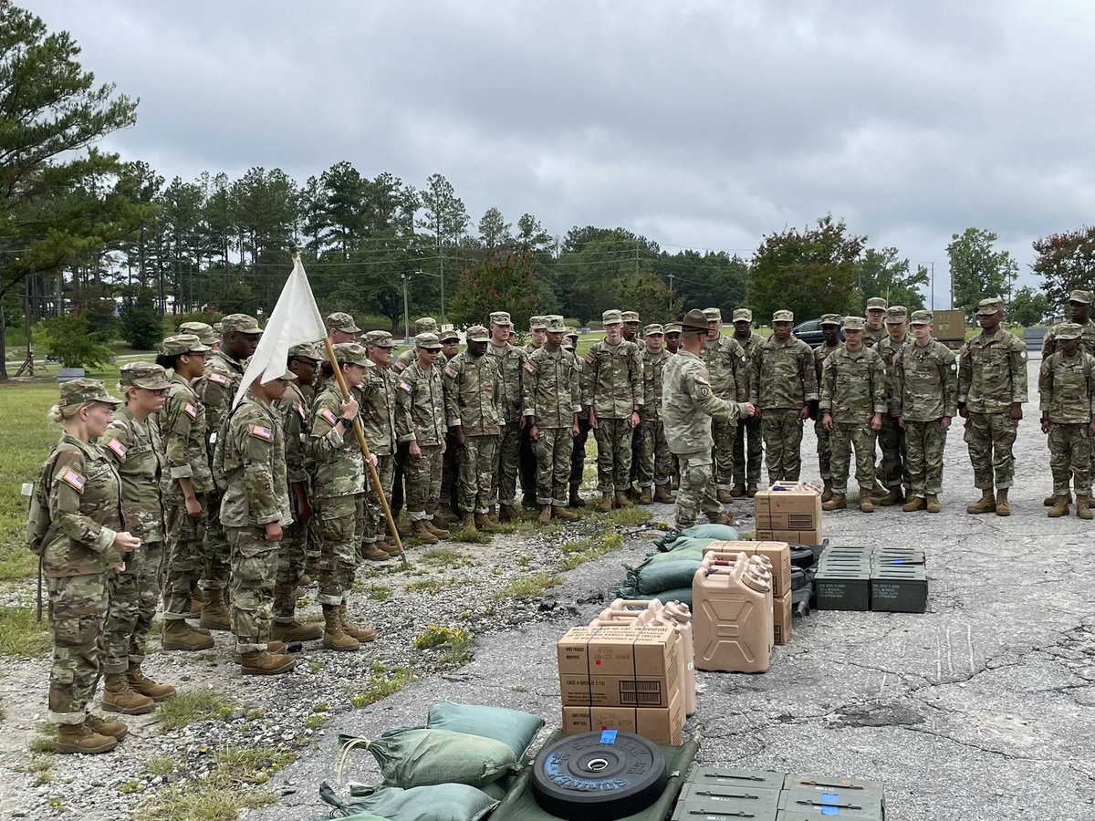 Vicksburg06's tweet photo. A Co 1-13th IN conducts pick up operations starting the transition from a civilian into a Soldier! Victory starts today and right here! @Vicksburg_7 @fortjacksoncsmT @fortjacksoncg #victorystartshere #fixbayonets #firstatvicksburg https://t.co/5m4Gb6qsEv