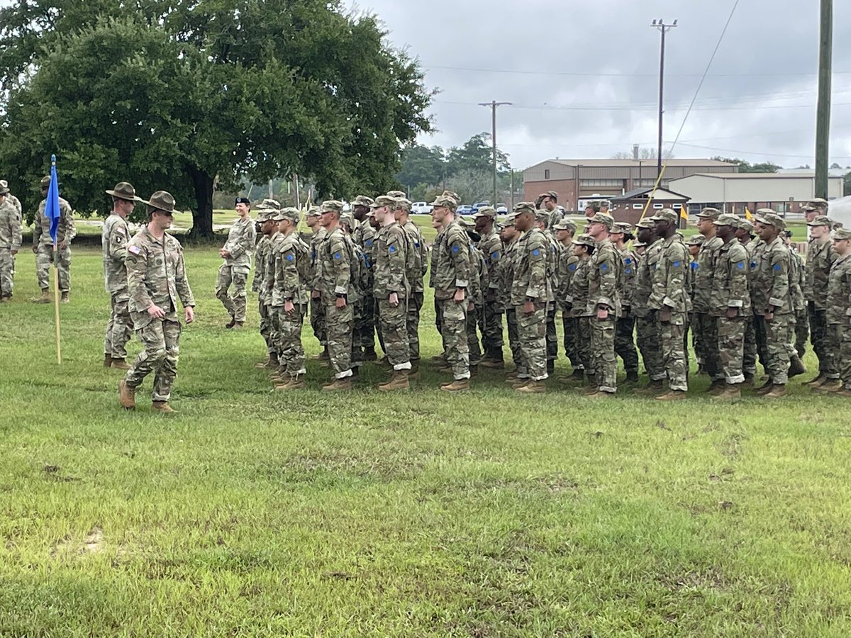 Vicksburg06's tweet photo. A Co 1-13th IN conducts pick up operations starting the transition from a civilian into a Soldier! Victory starts today and right here! @Vicksburg_7 @fortjacksoncsmT @fortjacksoncg #victorystartshere #fixbayonets #firstatvicksburg https://t.co/5m4Gb6qsEv