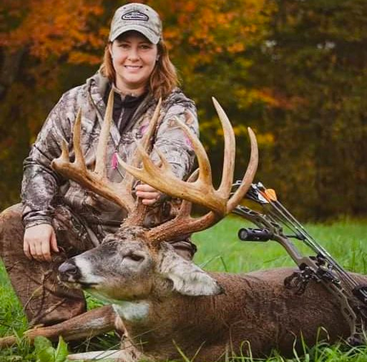 DeerBlast's tweet photo. Is Nicole Miller’s 2021 OH buck the new women's P&amp;Y typ world record? NA Whitetail says maybe: "...gross score of 204 3/8″...side-to-side deductions 5 5/8″...3 7/8″ abnormal point on the left...final net score exactly 191″. 🤯
Made yesterday's DB email ➡️ https://t.co/2EJehZHNlo https://t.co/pBsvS0OVWc