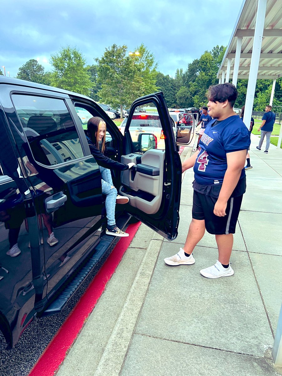 RhondaRRhodes's tweet photo. Love strengthening our Fountain Inn community! Shout out to these @FIHSfootball44 players for greeting our students in Carline this AM! #GatorGreatness #INNittogether https://t.co/ELakXjTxEt