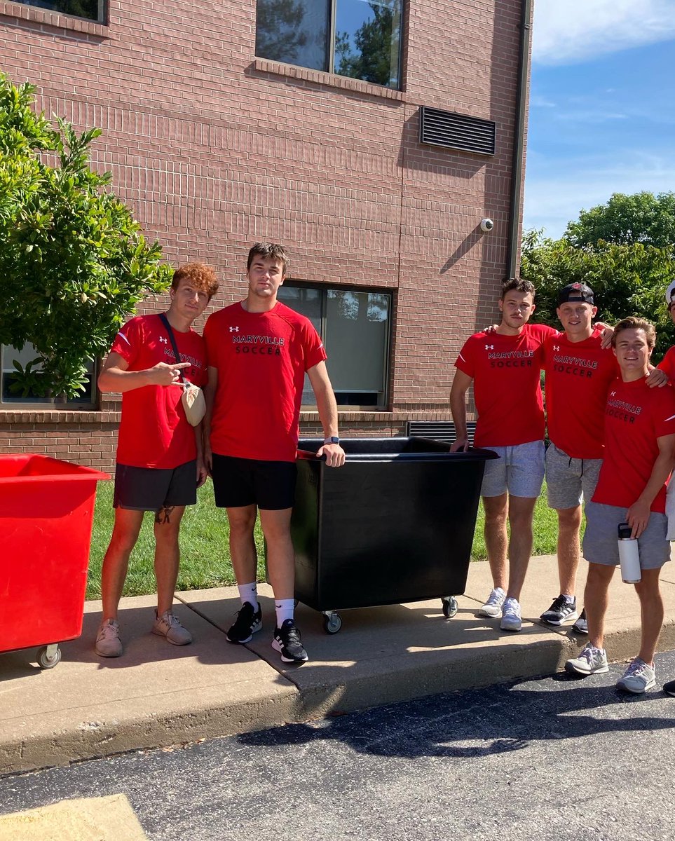MaryvilleSoccer's tweet photo. Move in day!! 👋 

#SaintsSoccer #finallyasaint #BigRedM ⚫️🔴🐾 https://t.co/5GFfpDQt4F