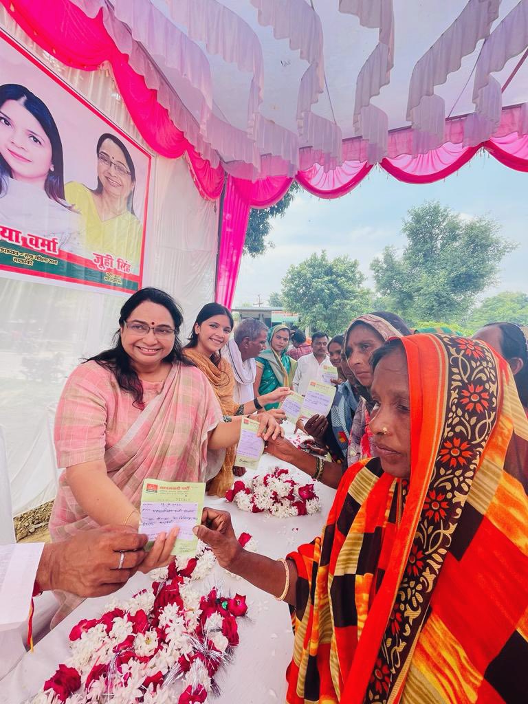 ShreyaVermaSP's tweet photo. आज विधानसभा #हैदरगढ़ #बाराबंकी में कैसरगंज चौराहे पर सैंकड़ों महिलाओं एवं पुरुषों को समाजवादी पार्टी की प्राथमिक सदस्यता ग्रहण करायी @juhiesingh 
#समाजवादी_सदस्यता_अभियान https://t.co/l9urkvuoEM