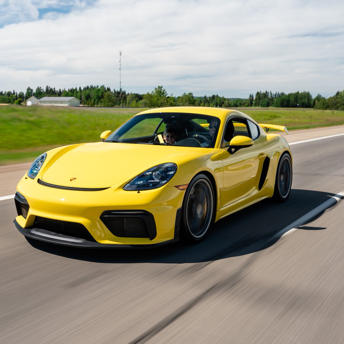 KidsCancerCare's tweet photo. #FeelGoodFriday 💛 

The Go Live Foundation organized an incredible #DriveToThrive 🚗 for kids and families affected by cancer. We thank them for their support and for making all kids feel oh-so-good! 😃 https://t.co/1lewyjUHgH