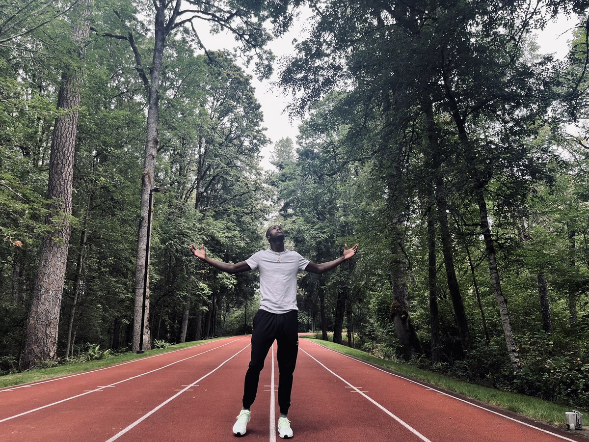 AAYOOJEFF's tweet photo. Michael Johnson Track https://t.co/ttFDInxiRk