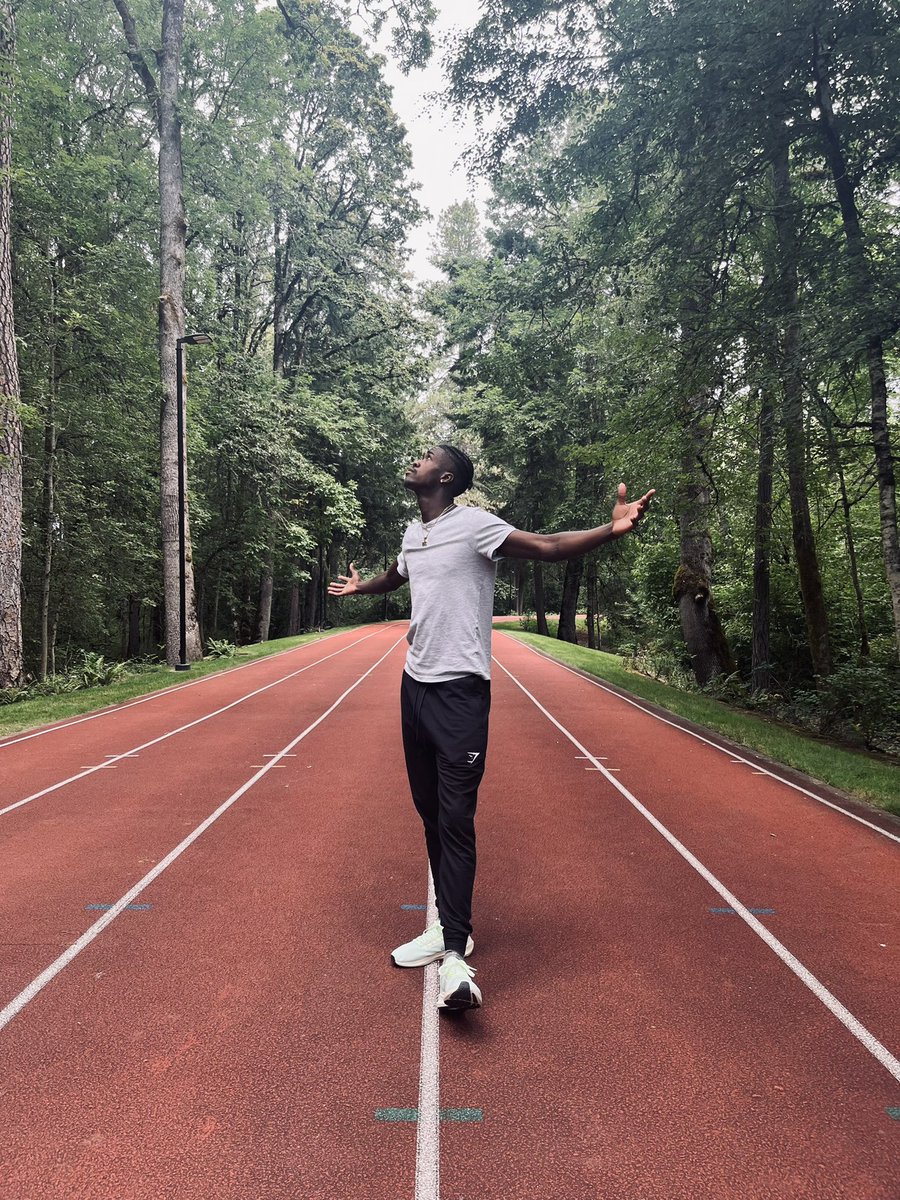 AAYOOJEFF's tweet photo. Michael Johnson Track https://t.co/ttFDInxiRk