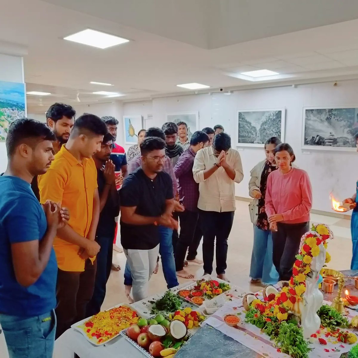 YuvakaSangha's tweet photo. ಯುವಪಥ ಕಾರ್ಯಾಲಯದಲ್ಲಿ ಶ್ರೀಕೃಷ್ಣ ಜನ್ಮಾಷ್ಟಮಿಯ ಪೂಜೆಯೊಂದಿಗೆ ಯುವಕ ಸಂಘದ ಅಭ್ಯಾಸ ವರ್ಗಕ್ಕೆ ಚಾಲನೆ ನೀಡಲಾಯಿತು.
#KrishnaJanmastami #Campus2Community #Yuvapatha #YuvakaSangha https://t.co/QaBioDz7OV