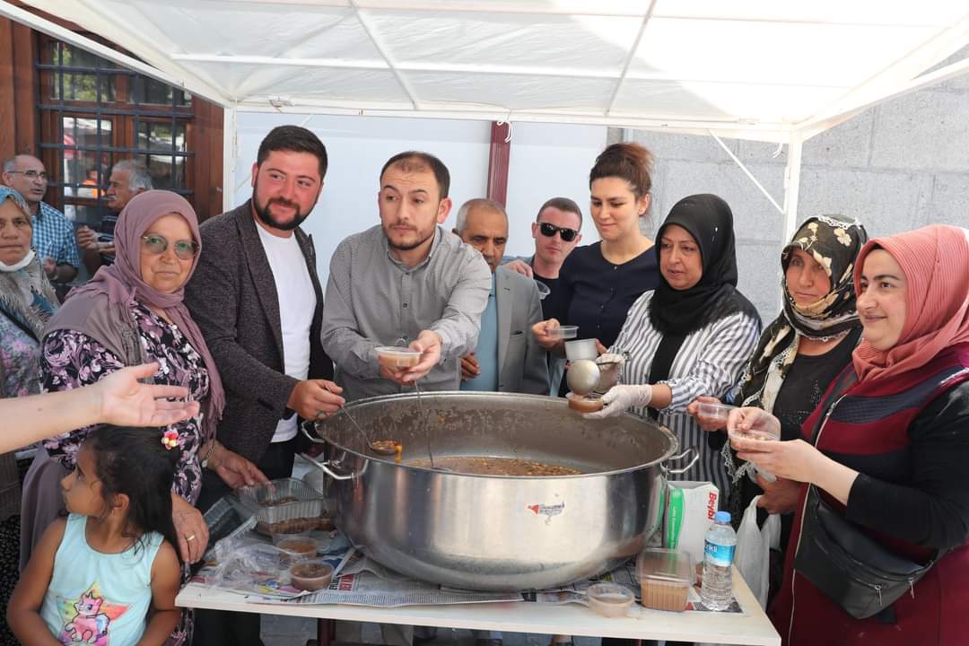 Muharrem ayı dolayısıyla çarşı meydanında birlik beraberlik ve kardeşlik için İlçe Başkanımız @sakingkmen Belediye Başkanımız <a href="/BurhanDEMRBA1/">Burhan DEMİRBAŞ</a> ve <a href="/akgenclikayass/">AK Gençlik Ayaş</a> <a href="/AKKADINLAR1/">AK Kadın Ayaş</a> birlikte kıymetli hemşehrilerimize aşure dağıttık.Muharrem ayını kutluyor hayırlara vesile olsun inşaallah