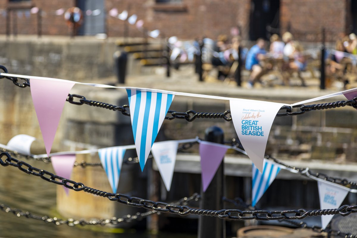Wirral Life Magazine (@wirrallifemag) on Twitter photo Check out the UK's latest craze at the Royal Albert Dock, silent walking & dancing... 
Find out more 👉wirrallife.com/royal-albert-d… Check out the UK's latest craze at the Royal Albert Dock, silent walking & dancing... 
Find out more 👉wirrallife.com/royal-albert-d…