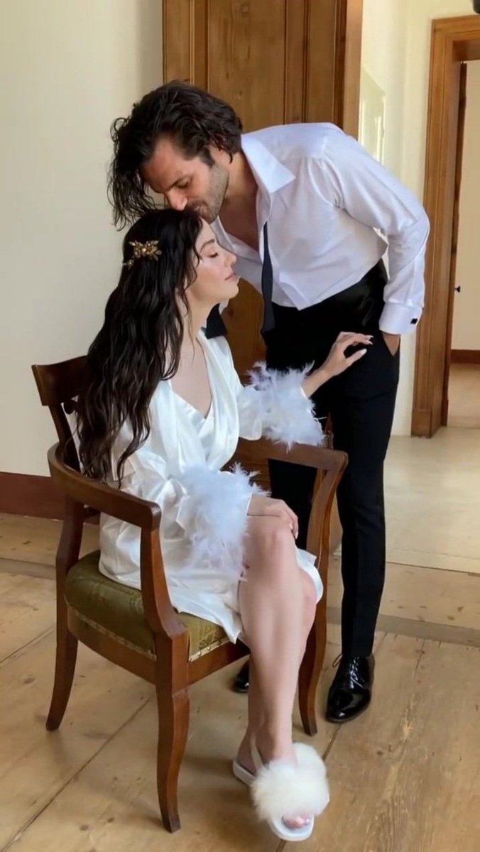 Io comunque la devo piantare di dormire al pomeriggio.... oddio, cosa sono, cosa sonooooo???❤❤
#0zgeserkanwedding