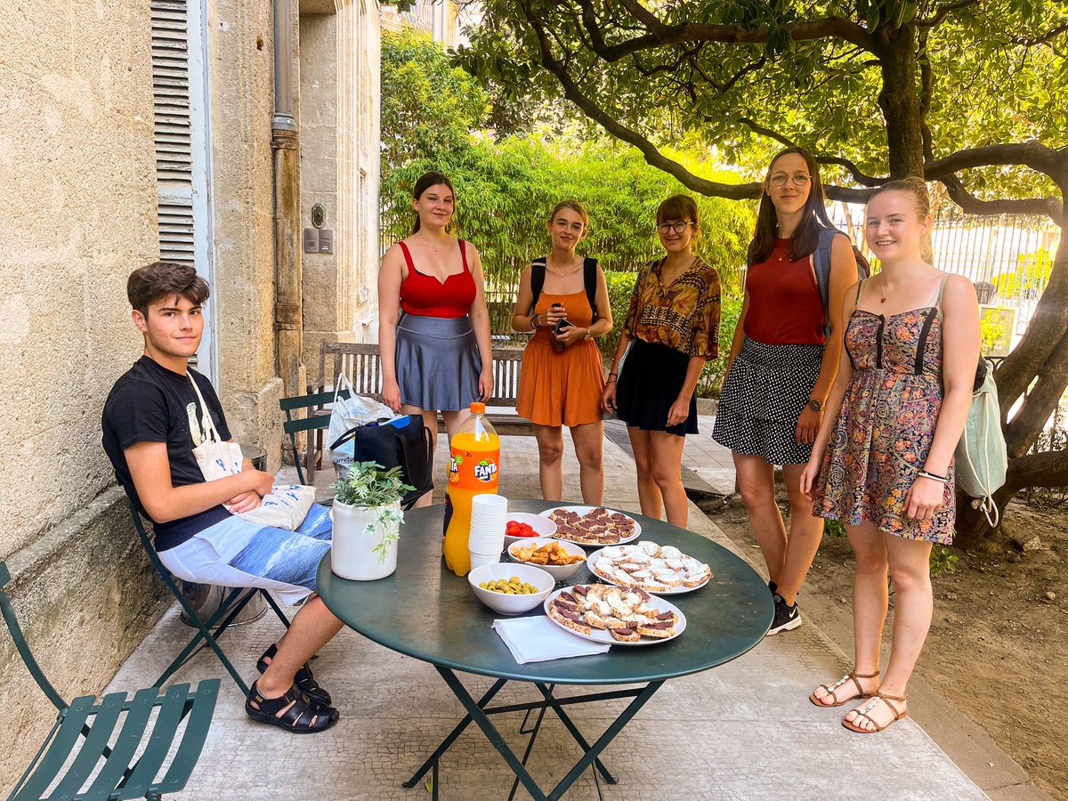 🇫🇷 Vendredi est arrivé, donc nous finissons cette journée avec l’apéritif à LSF dans la joie et la bonne humeur. 😊Nous sommes toujours très contents de nous réunir sur la terrasse avec les étudiants pour discuter un peu avec eux. 😉

#NewLsf #Montpellier #apéritif #vendredi
