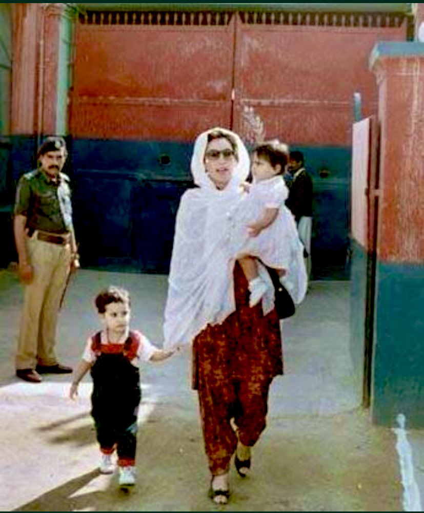 SanaBajwa11's tweet photo. آج کے دن یہ تصاویر تحریک انصاف والوں کے منہ پر تمانچہ ہیں،
الحمد اللہ ہماری تو “مائیں اور بیٹیاں” اتنی دلیر ہوتی ہیں۔ https://t.co/XZ9vn4MLwx