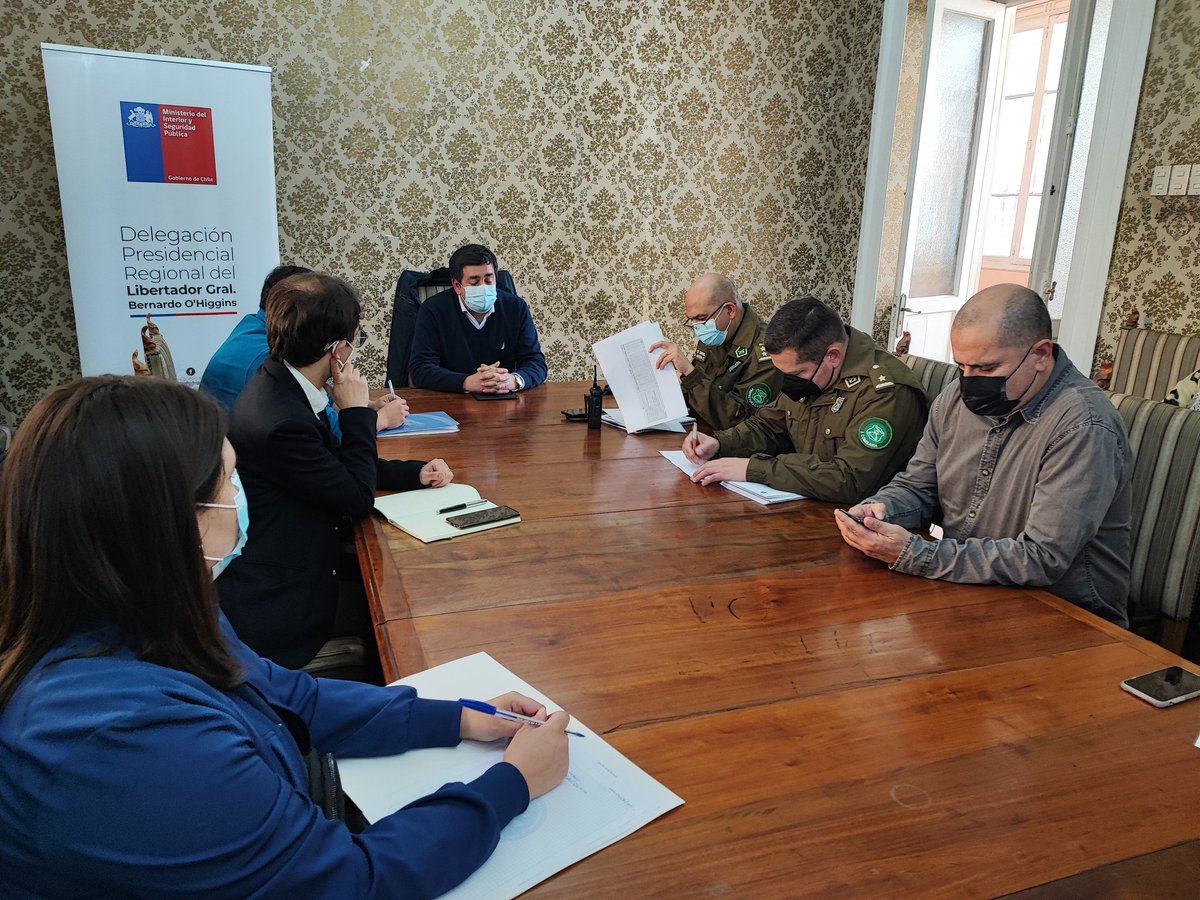 saludohiggins's tweet photo. 🔴AHORA| Director(s) Jaime Gutiérrez encabeza instalación de Mesa de Seguridad con funcionarios y usuarios del #SAR Oriente, quienes junto a @Carabdechile buscan coordinar de mejor manera lan respuesta frente a agresiones y otros problemas de seguridad en el centro asistencial. https://t.co/JkUWCTg82v