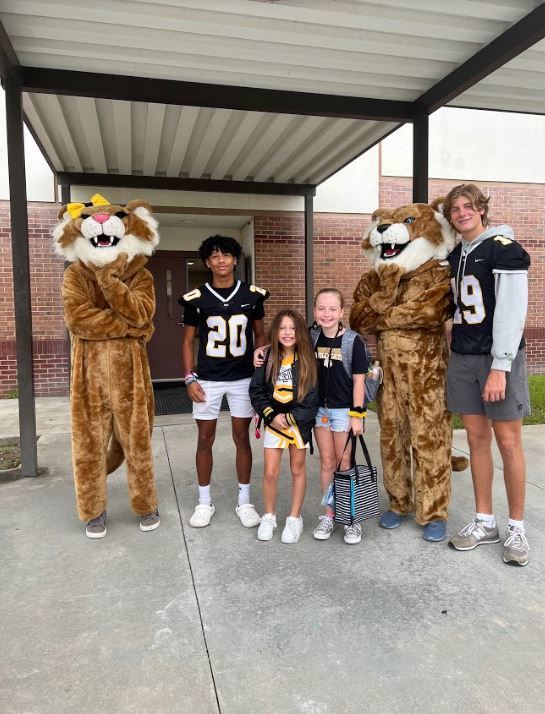 CarverES_RH's tweet photo. It's ALWAYS a GREAT day to be a Wildcat! 🖤💛  Click the link to see more pictures of GWC students feeling the spirit of Football Friday!  https://t.co/XLoR4HNpEc #wearecarver https://t.co/F7QRQffVyh