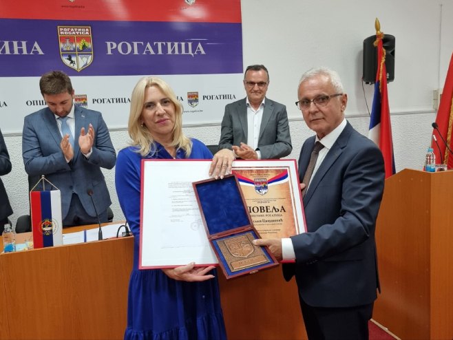 SNSDDodik's tweet photo. ➡️ Предсједница Жељка Цвијановић присуствовала je свечаној сједници поводом Дана и крсне славе општине #Rogatica.
✅ Начелник Милорад Јагодић уручио је највеће општинско признање - Повељу општине Рогатица предсједници #Srpska за њен допринос у развоју ове локалне заједнице. https://t.co/1h7hiMphuH