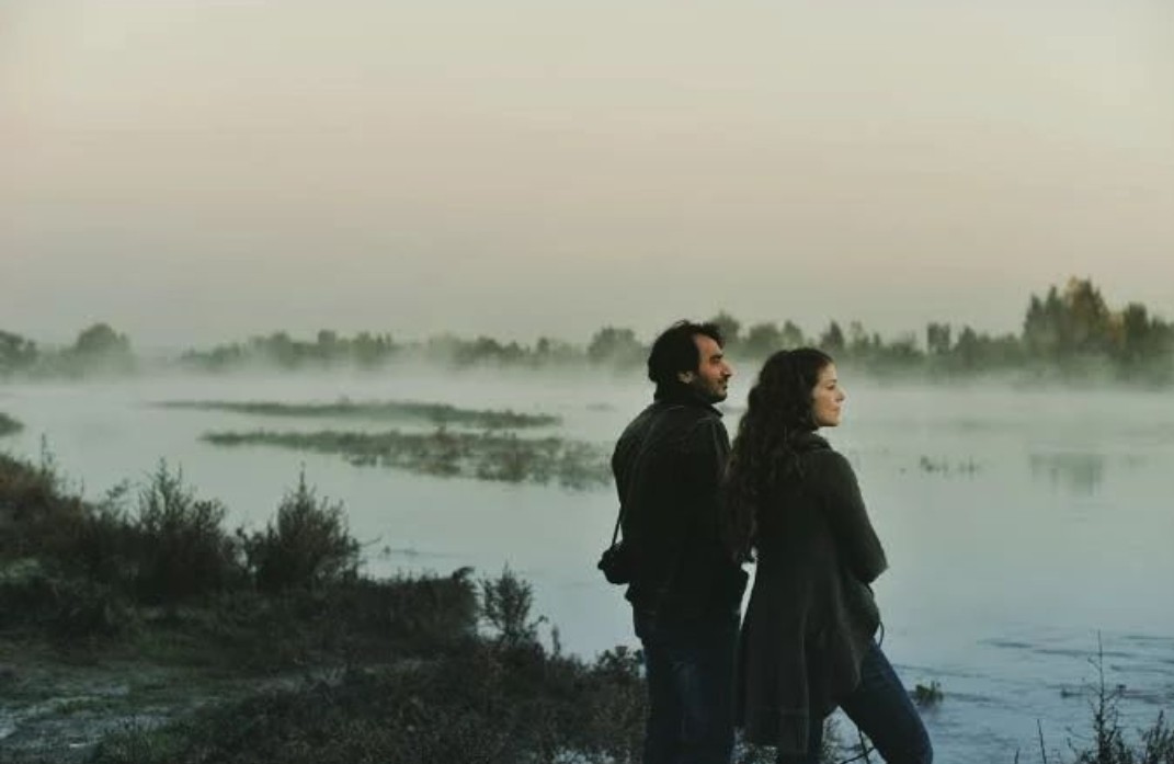 “Sanırım bir daha karşılaşmayacağız, ama insan yine de umut etmek istiyor. Çünkü umut etmeden yaşamak ne kadar zor değil mi? Bir gün hiç beklemediğin bir an hiç beklemediğin bir yerde karşına çıkabilmeyi nasıl istediğimi anlatamam.”

🎥Gelecek Uzun Sürer (2011)