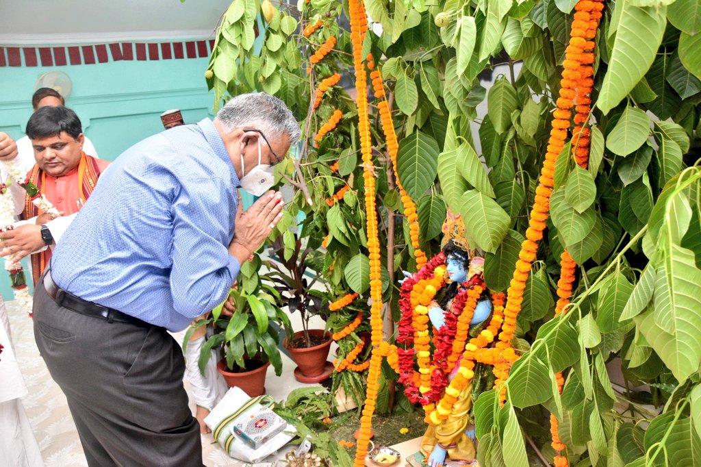 VCofficeBHU's tweet photo. श्री कृष्ण जन्माष्टमी के पावन पर्व पर मालवीय भवन में मा. कुलपति प्रो. सुधीर कुमार जैन जी ने पूजन किया। https://t.co/JQ7QtOfQGg