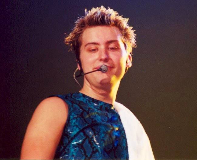 LanceBassLove's tweet photo. Happy #FrostedTipsFriday! π
Do you know what I love? A tour pic of Lance! I need a time machine so I can experience an *NSYNC concert! But I donβt think I would make it being this close to him. ππ
#LanceBass #NSYNC #FBF https://t.co/9eSIF2yIOG