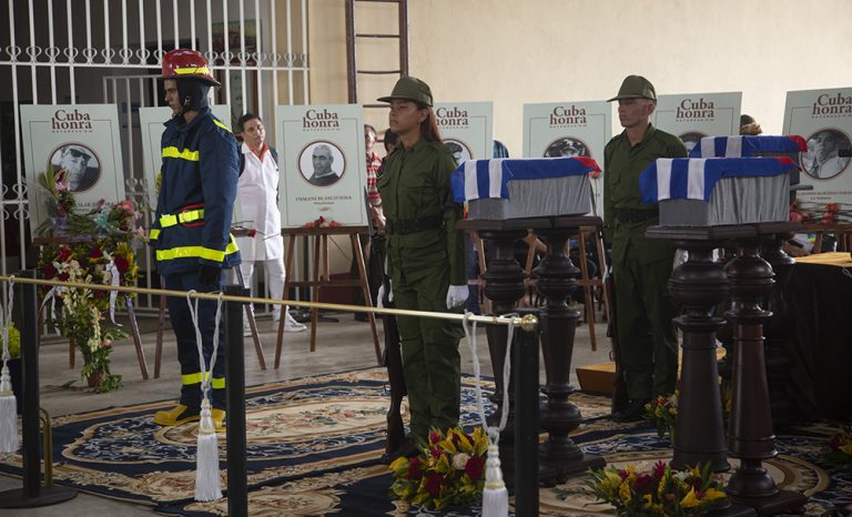 ChapleImbert's tweet photo. Nadie sabe cómo se escribe el dolor, en verdad, las palabras no pueden reflejar el dolor cuando es tan hondo e hinca en el alma de los vivos, de la gente noble y buena #FuerzaMatanzas #MatanzasNoEstáSola #CubaPorLaVida #CubaHonra @SuselyMorfaG @Miriam56156178 @feu_um https://t.co/jeLNtAbSYL