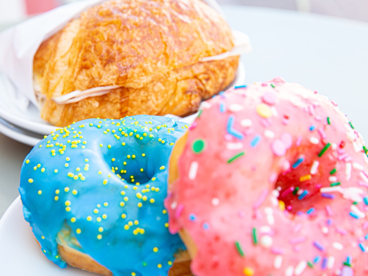 PrimosDonutsLA's tweet photo. Put your sunglasses on and enjoy a donut and coffee on our outdoor tables -- right in the heart of Westwood Village 😎 #broxton #weyburn #thevillage https://t.co/1MVDSxL1Mb