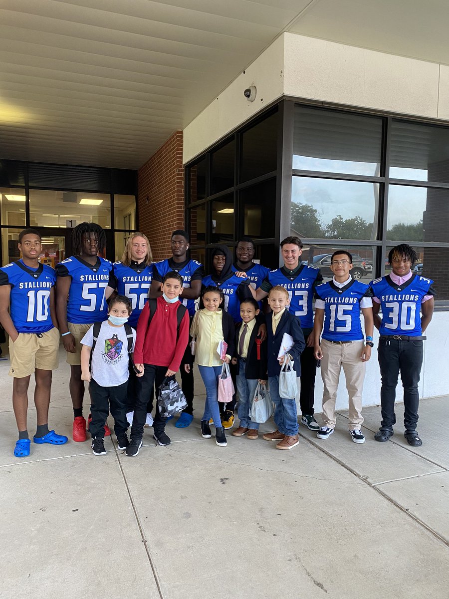 Even after a scrimmage last night, our student-athletes made sure to show these young students at McKenzie Elementary some love this beautiful Friday morning!!! #NorthSidePride #MadeToExcel <a href="/NorthMesquiteHS/">North Mesquite HS</a> <a href="/NM_StallionFB/">Stallion Football</a>
