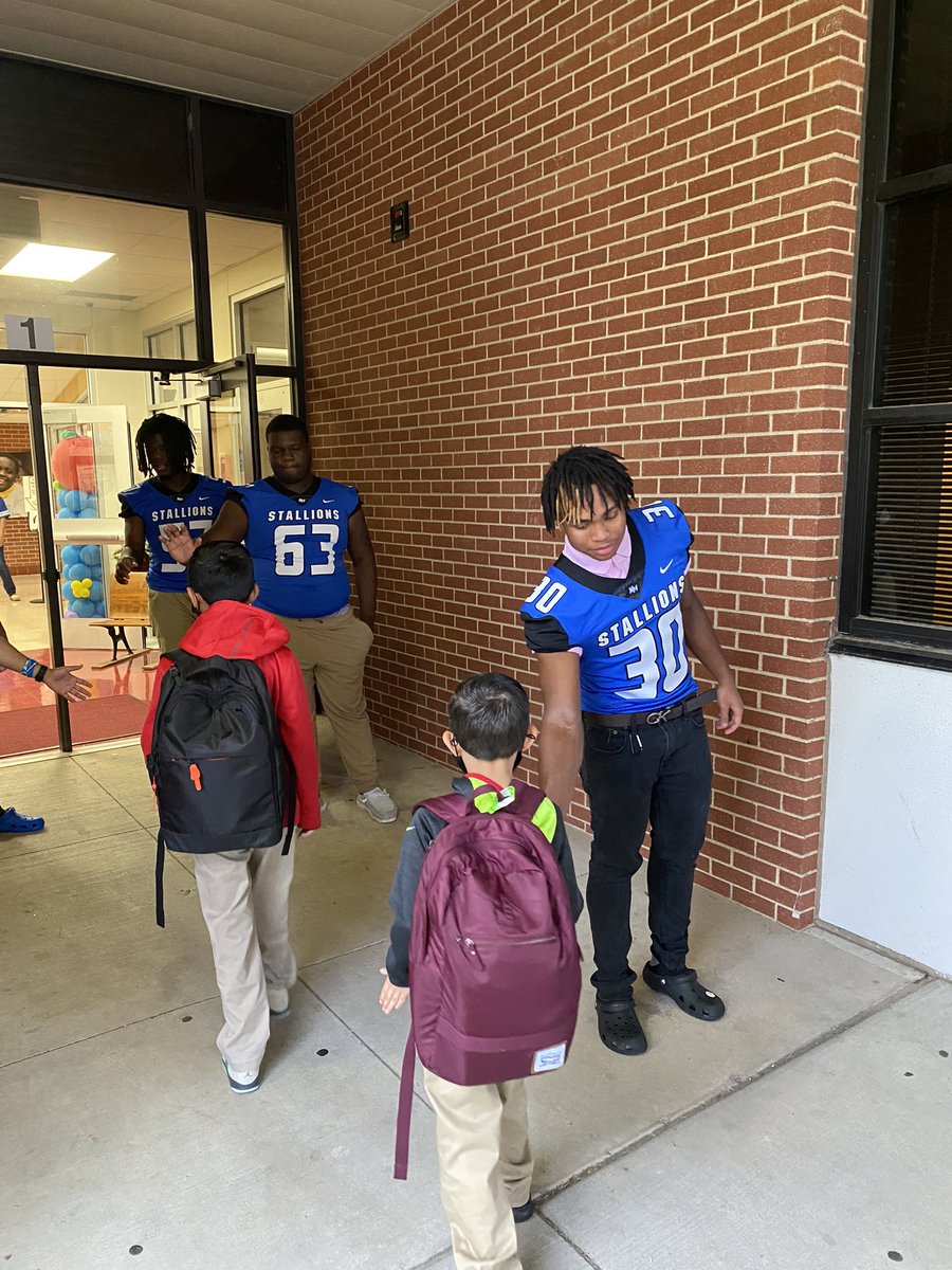 CoachNichols70's tweet photo. Even after a scrimmage last night, our student-athletes made sure to show these young students at McKenzie Elementary some love this beautiful Friday morning!!! #NorthSidePride #MadeToExcel @NorthMesquiteHS @NM_StallionFB https://t.co/x9A0EoTfQK