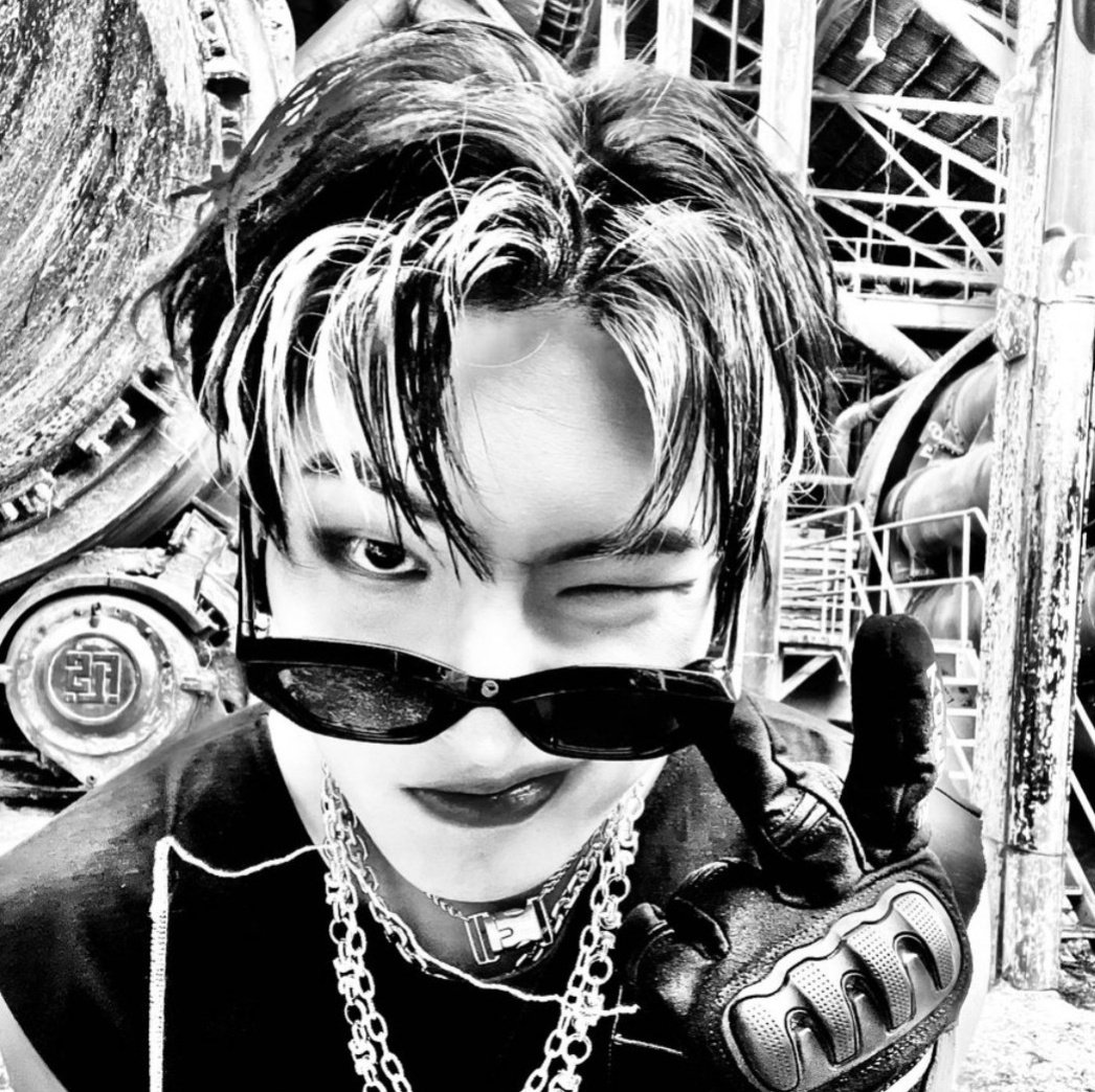 mingverse's tweet image. mingi changed his profile picture on 🪐 !!