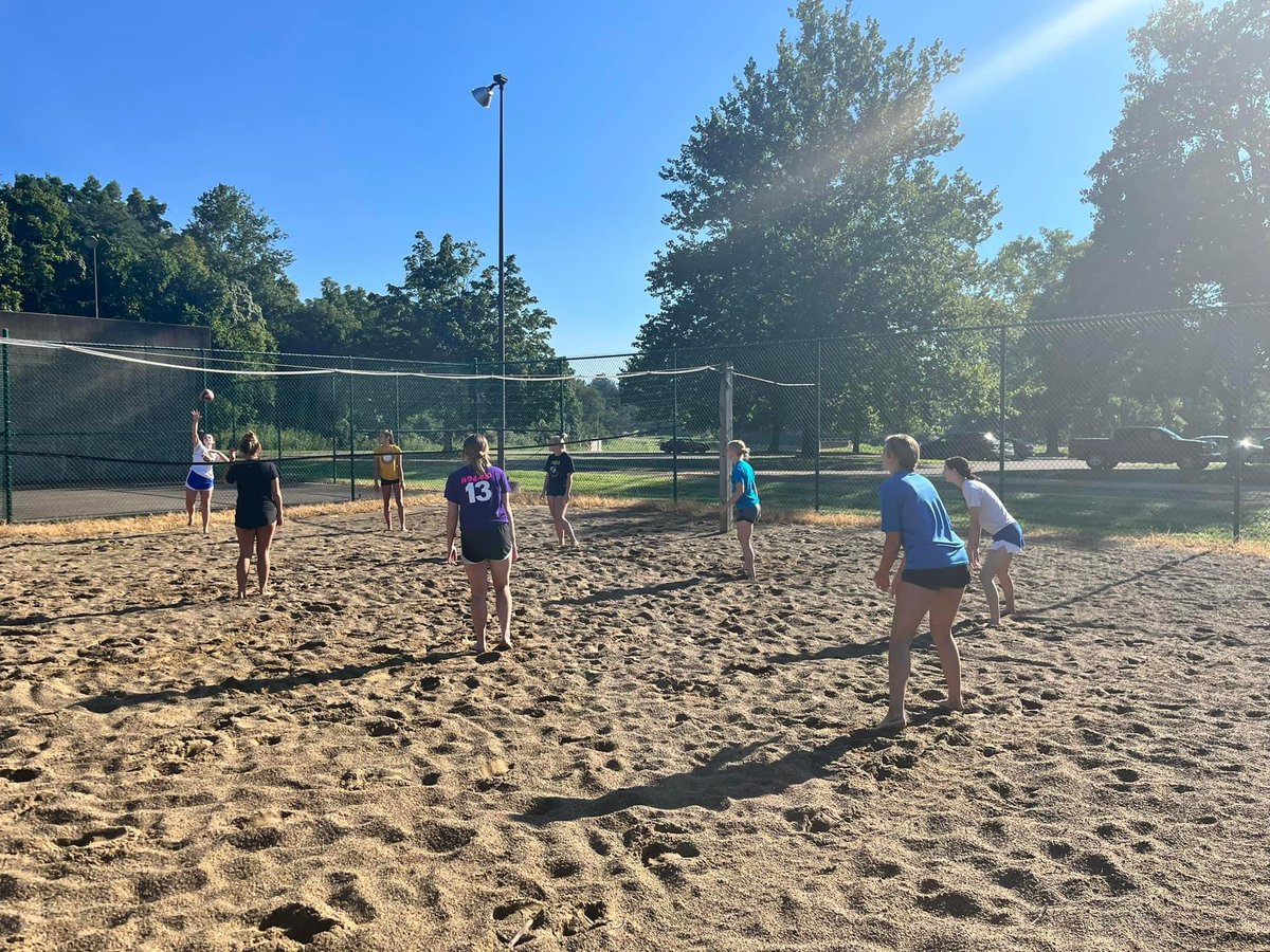 VolleyballPhilo's tweet photo. Summer is winding down, but the fun continues-Practice looked a little different as we did some conditioning by the water and played sand volleyball this morning! https://t.co/w5cgZq8ac9