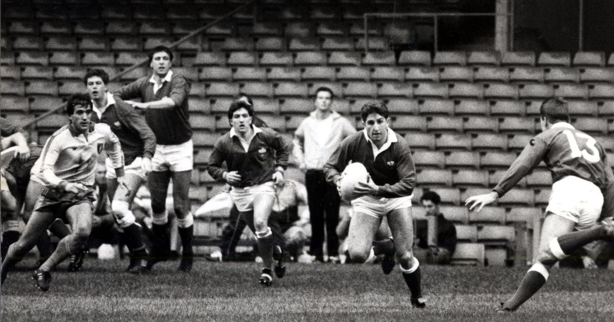 jpstafford's tweet photo. I'm writing about #WalvRom 1988.
Considering a Welsh XV scrapped past @RugbyRomania 13-12 in Cardiff in '79, and Wales lost 24-6 to Romania in '83, it's odd that so few Welsh fans turned up to the '88 game. As the result showed, π·π΄ were a better team than Wales too. π§΅ 1/9 https://t.co/j1MSUAZLRP